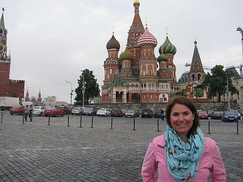 Larissa Kautz in Moskau vor der Basilius Kathedrale