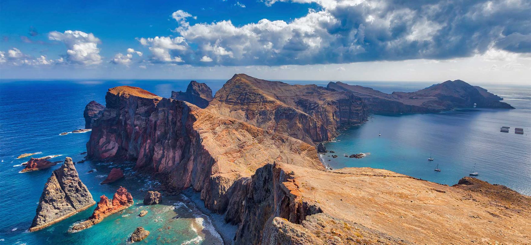 Die Felsen vor der Küste trotzen den Wellen und schaffen so eine natürliche Mauer, die die Bucht vor starkem Wellengang schützt.