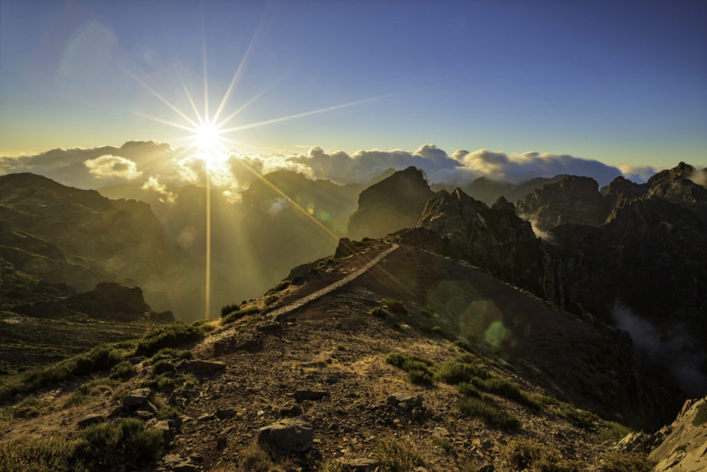 Auf Madeira gibt es besonders schöne Sonnenuntergänge. Vor allem die bergige Landschaft kommt so gut zur Geltung.