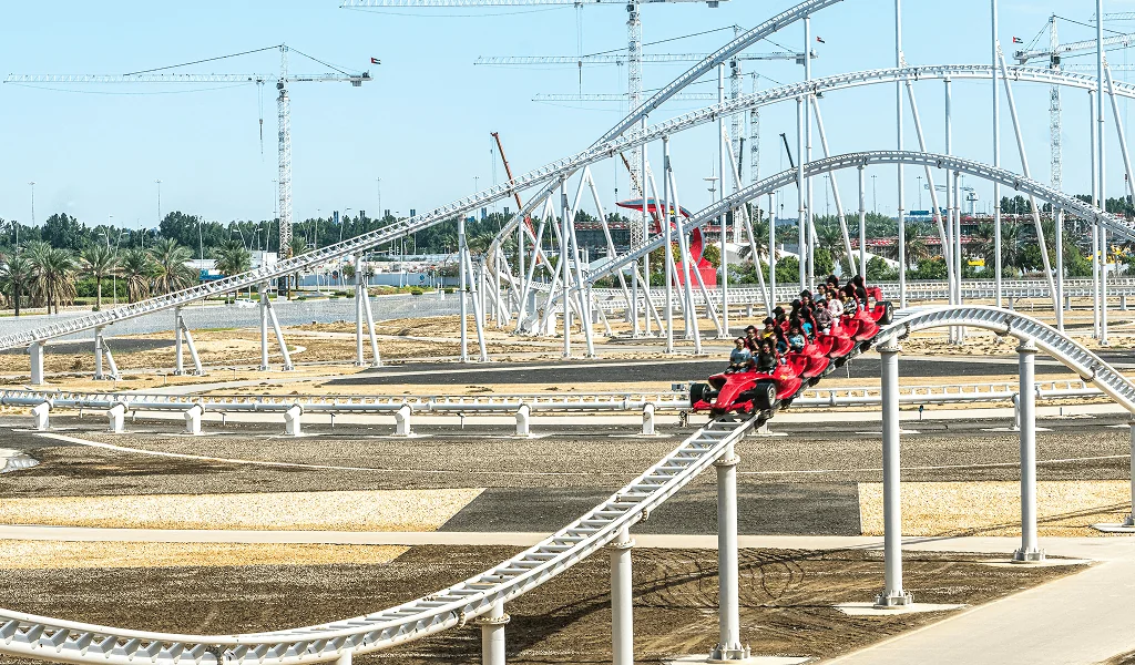 Achterbahn in der Ferrari World Abu Dhabi – Action und Geschwindigkeit pur