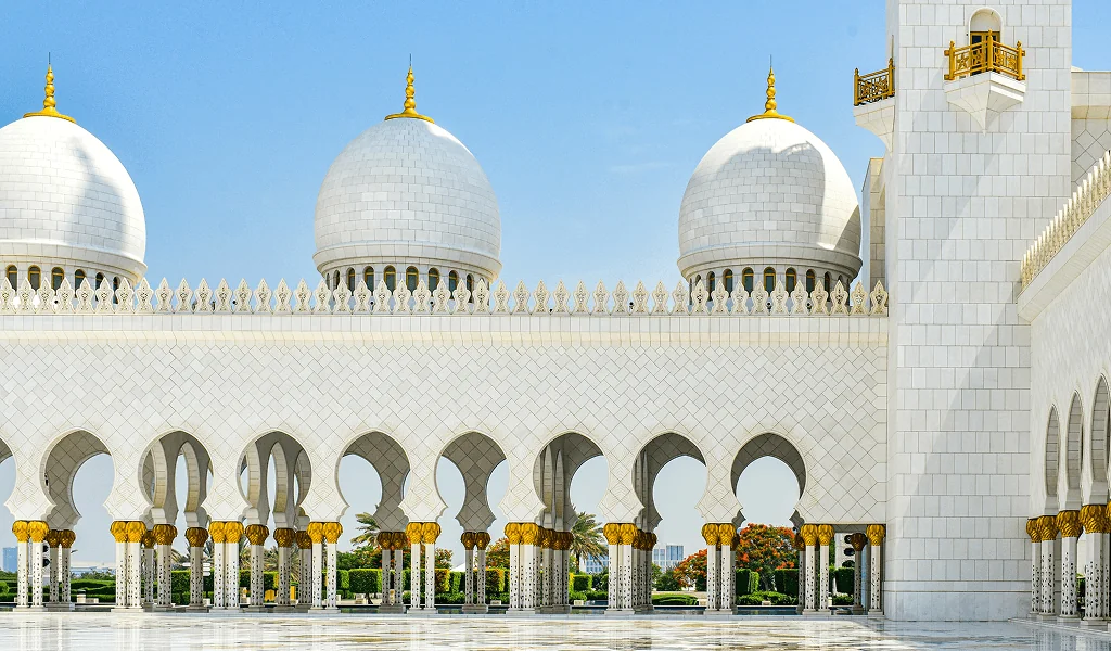 Scheich-Zayid-Moschee in Abu Dhabi mit weißen Kuppeln und goldenen Verzierungen