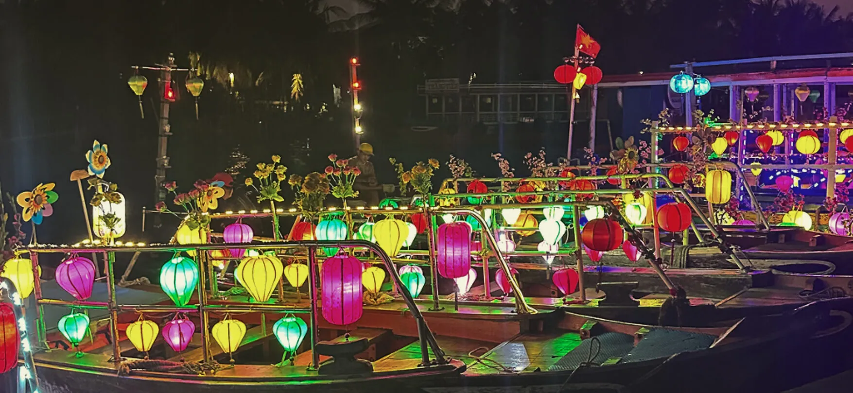 Bootstour auf dem Thu Bon Fluss mit bunten Laternen in Hoi An
