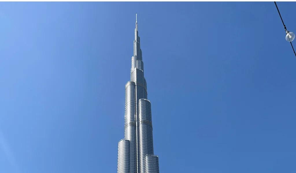 Burj Khalifa in Dubai – das höchste Gebäude der Welt vor blauem Himmel