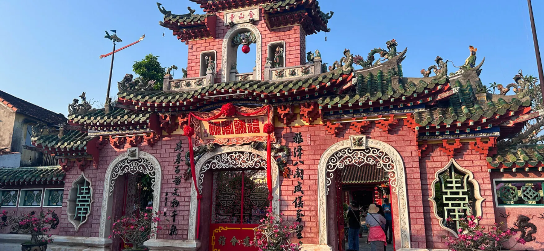 Traditioneller chinesischer Tempel in Hoi An mit roter Fassade