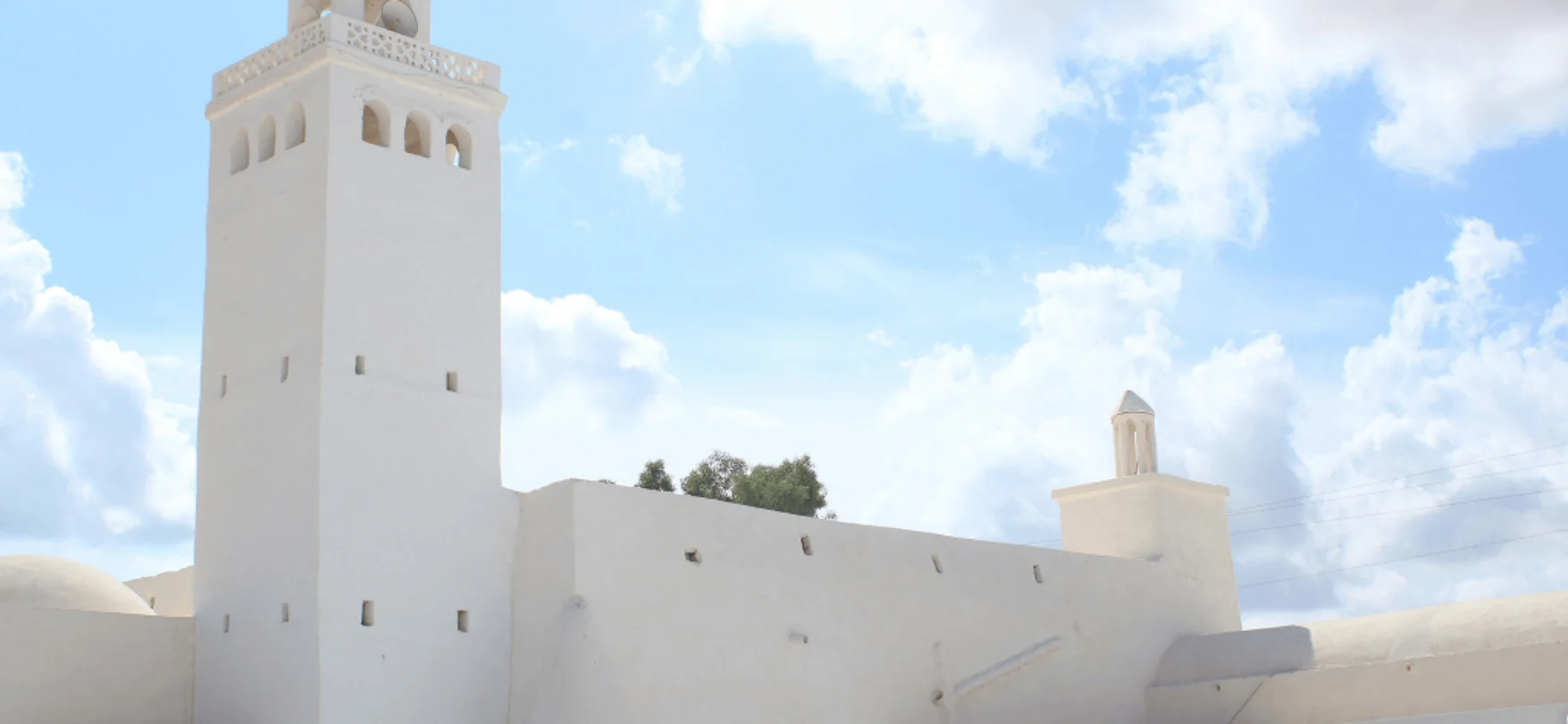 Weiße Moschee auf Djerba vor blauem Himmel – tunesische Architektur