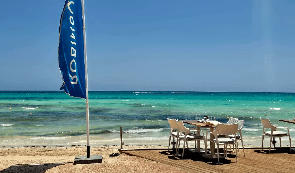 Sonnenaufgang über der Küste von Djerba mit ruhiger See