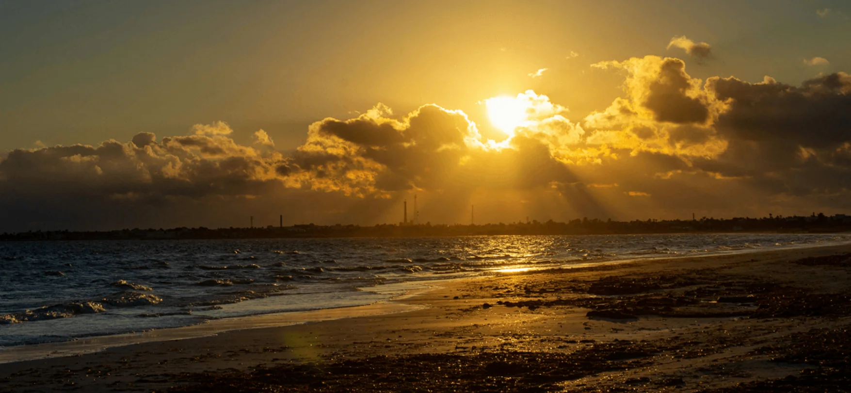 Goldener Sonnenuntergang über dem Mittelmeer bei Djerba