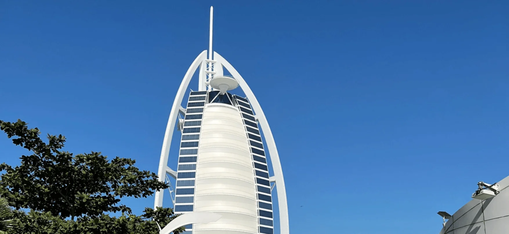 Burj Al Arab Hotel am Strand von Dubai mit Blick über den Persischen Golf