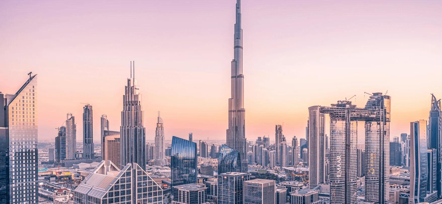 Skyline von Dubai mit Burj Khalifa bei Sonnenuntergang und modernem Stadtpanorama