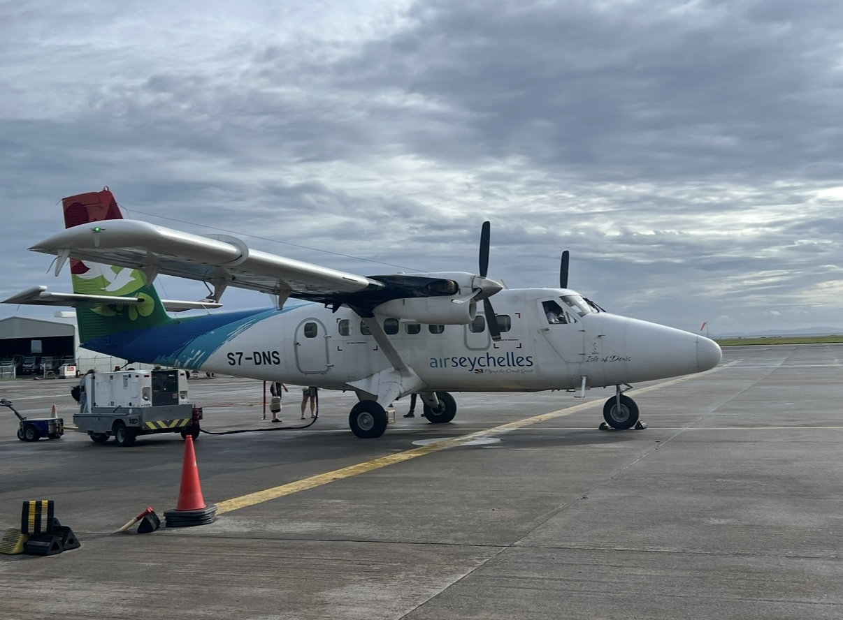 Inlandsflug mit Air Seychelles zwischen den Inseln Flugzeug von Air Seychelles auf dem Rollfeld