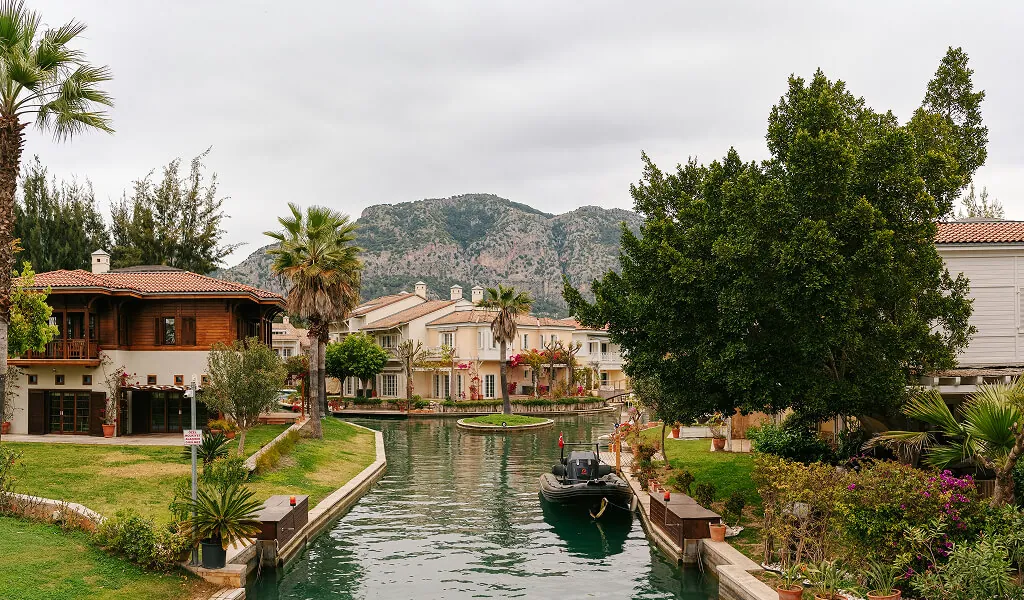 Yachthafen in Göcek mit Palmen, Bergen und mediterranem Flair