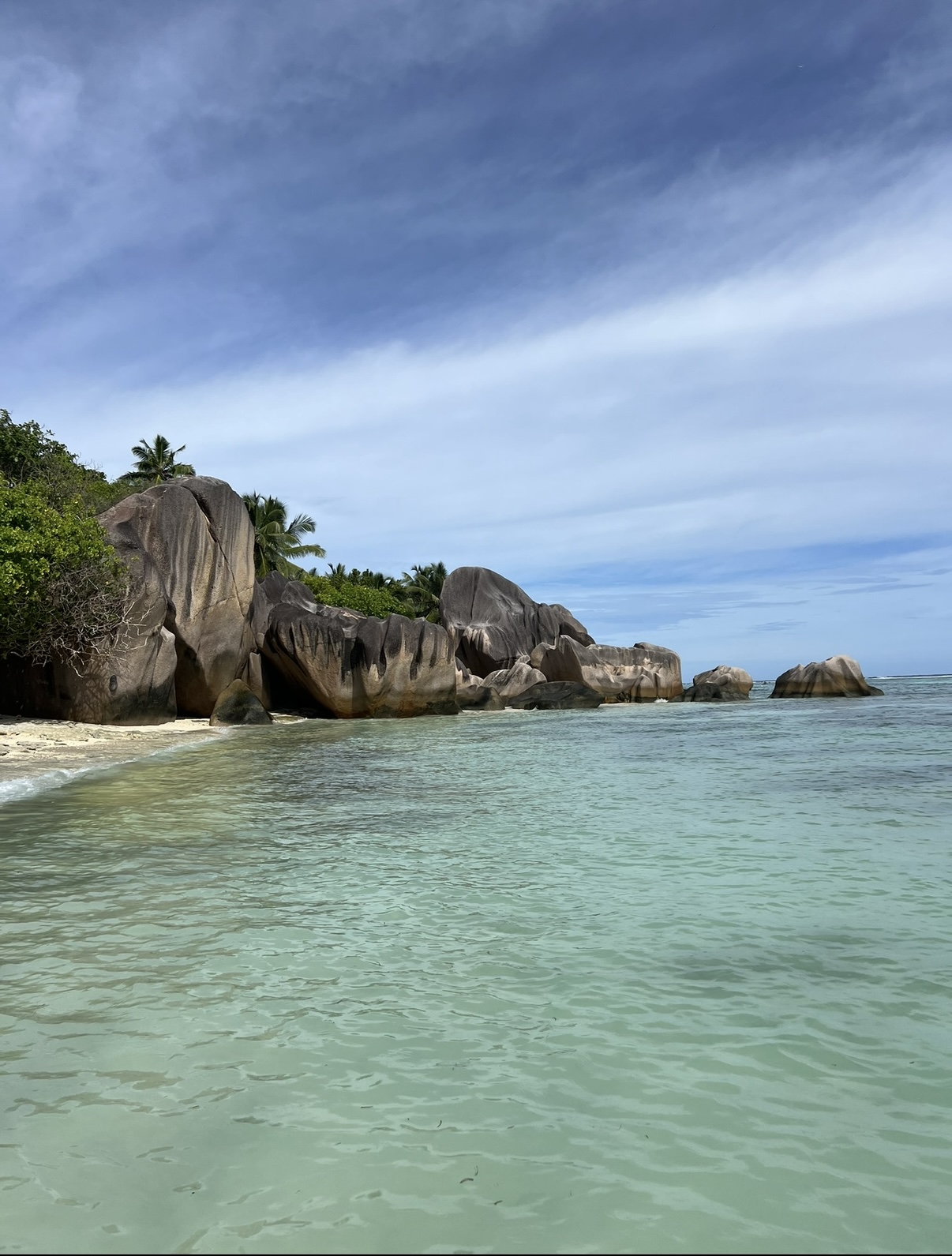 La Digue: Anse Source d’Argent mit ikonischen Felsen Granitfelsen am Anse Source d’Argent auf La Digue