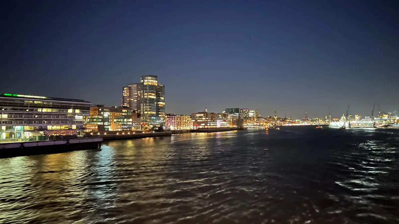 Hamburg bei Nacht – Start der AIDAprima Kreuzfahrt Metropolen