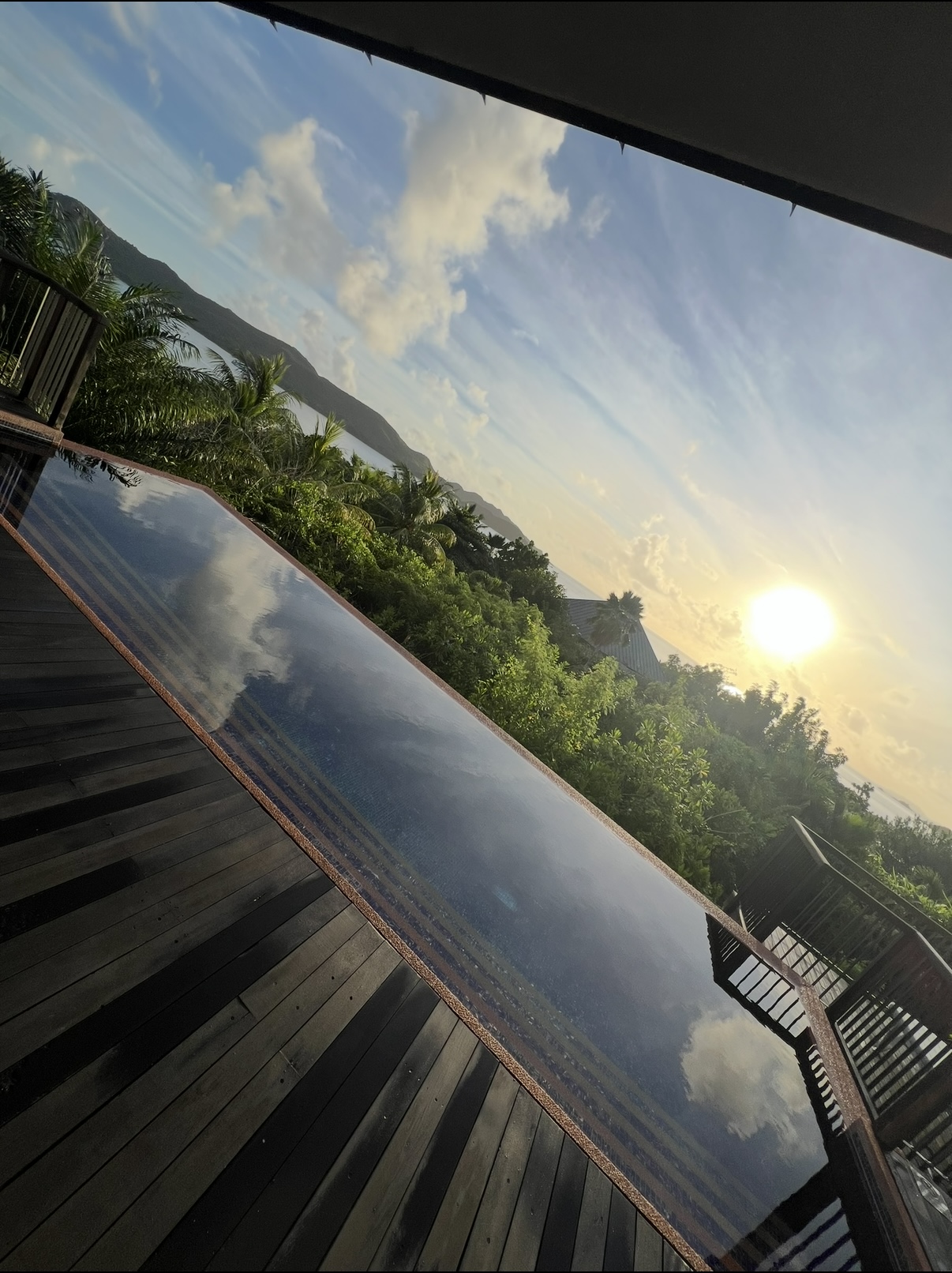 Sonnenuntergang am Infinity Pool im Raffles Hotel Praslin Infinity Pool im Raffles Seychelles bei Sonnenuntergang
