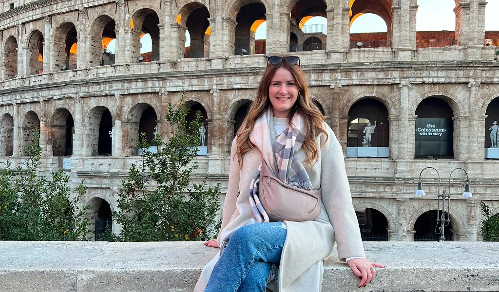 Blick vom Kolosseum auf das Forum Romanum in Rom bei tiefstehender Wintersonne