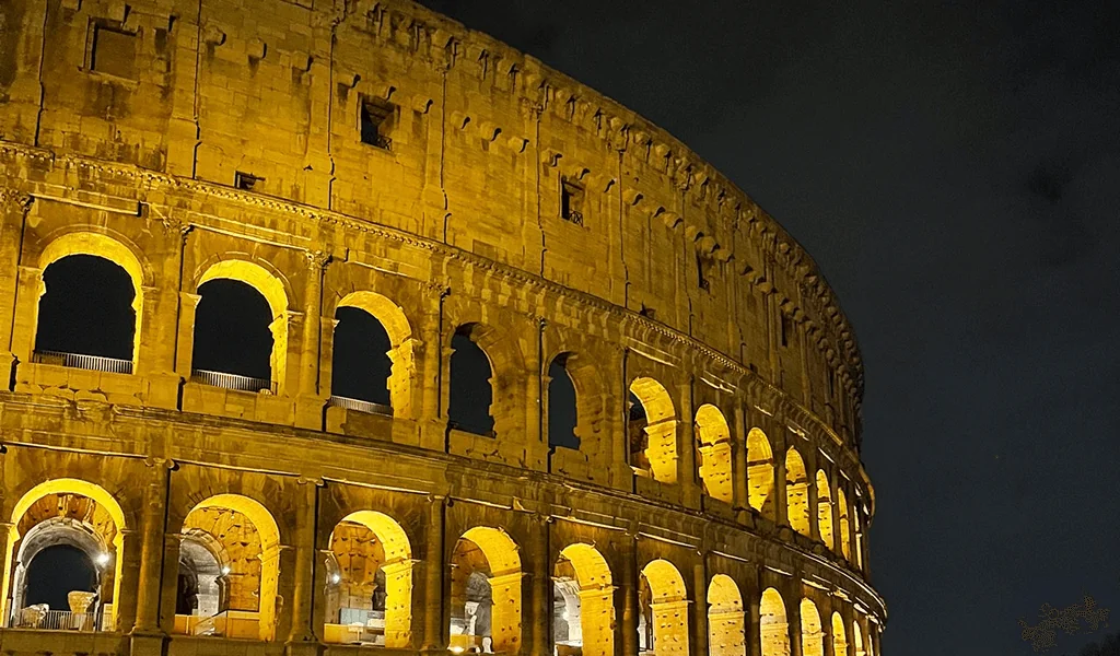 Das Kolosseum in Rom bei Nacht – beleuchtet und beeindruckend