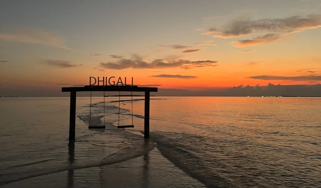 Schaukel im Meer bei Sonnenuntergang auf der Insel Dhigali, Malediven