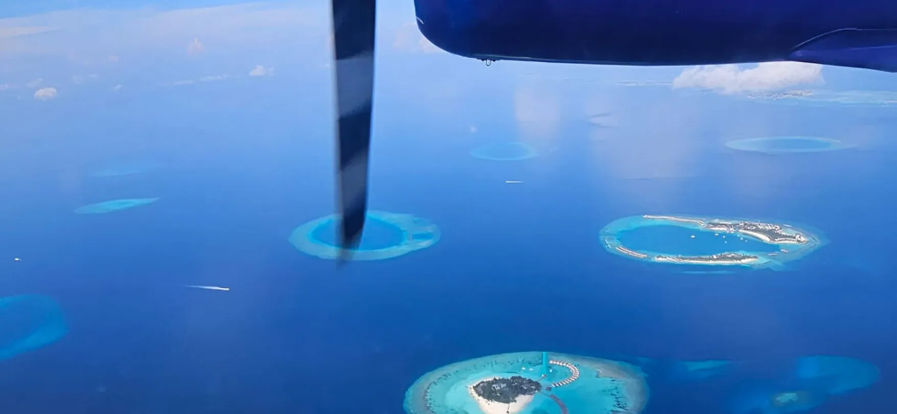 Blick aus dem Flugzeug auf die Atolle und Inseln der Malediven