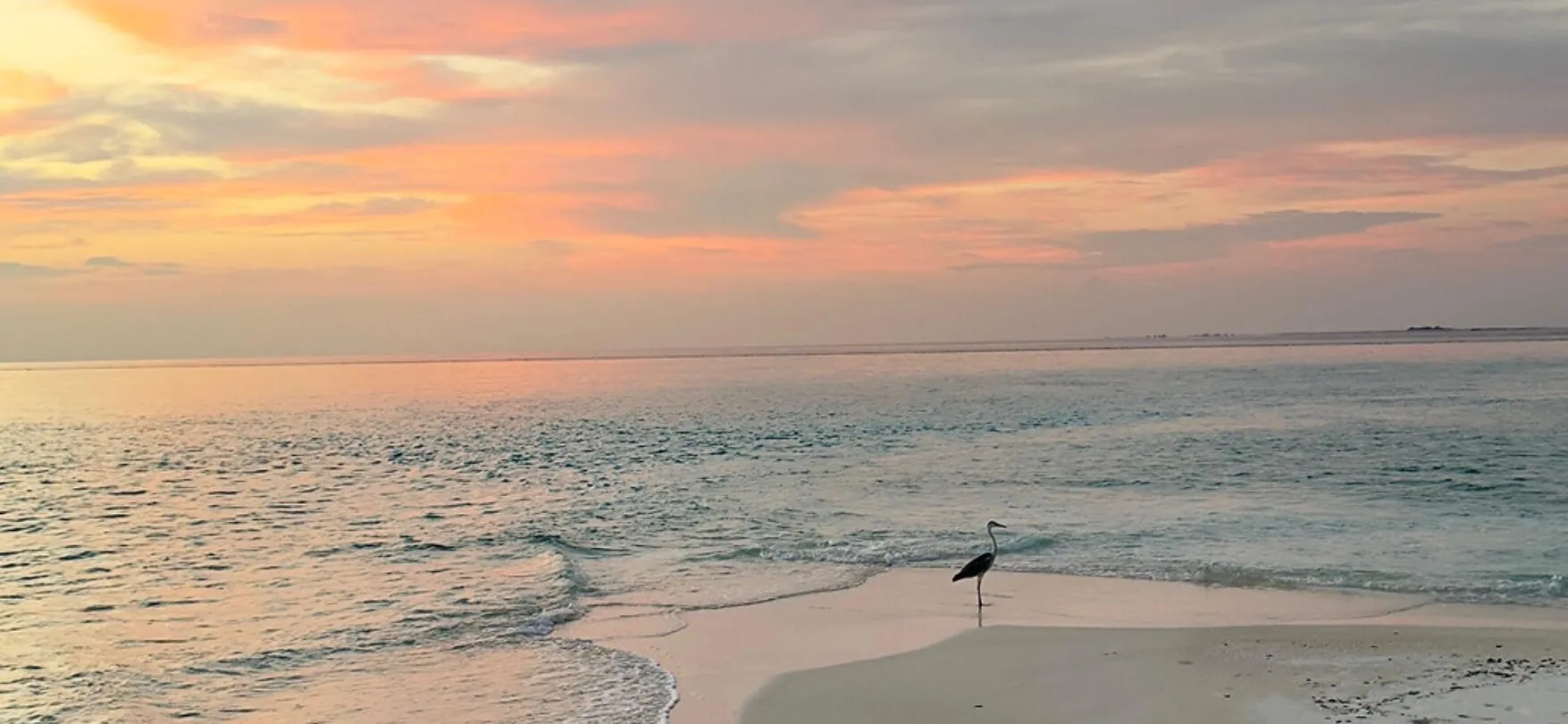 Sonnenuntergang über dem weißen Sandstrand der Malediven