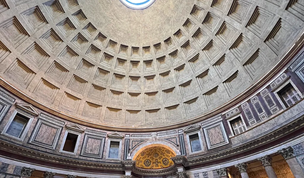 Innenansicht der berühmten Kuppel des Pantheon in Rom