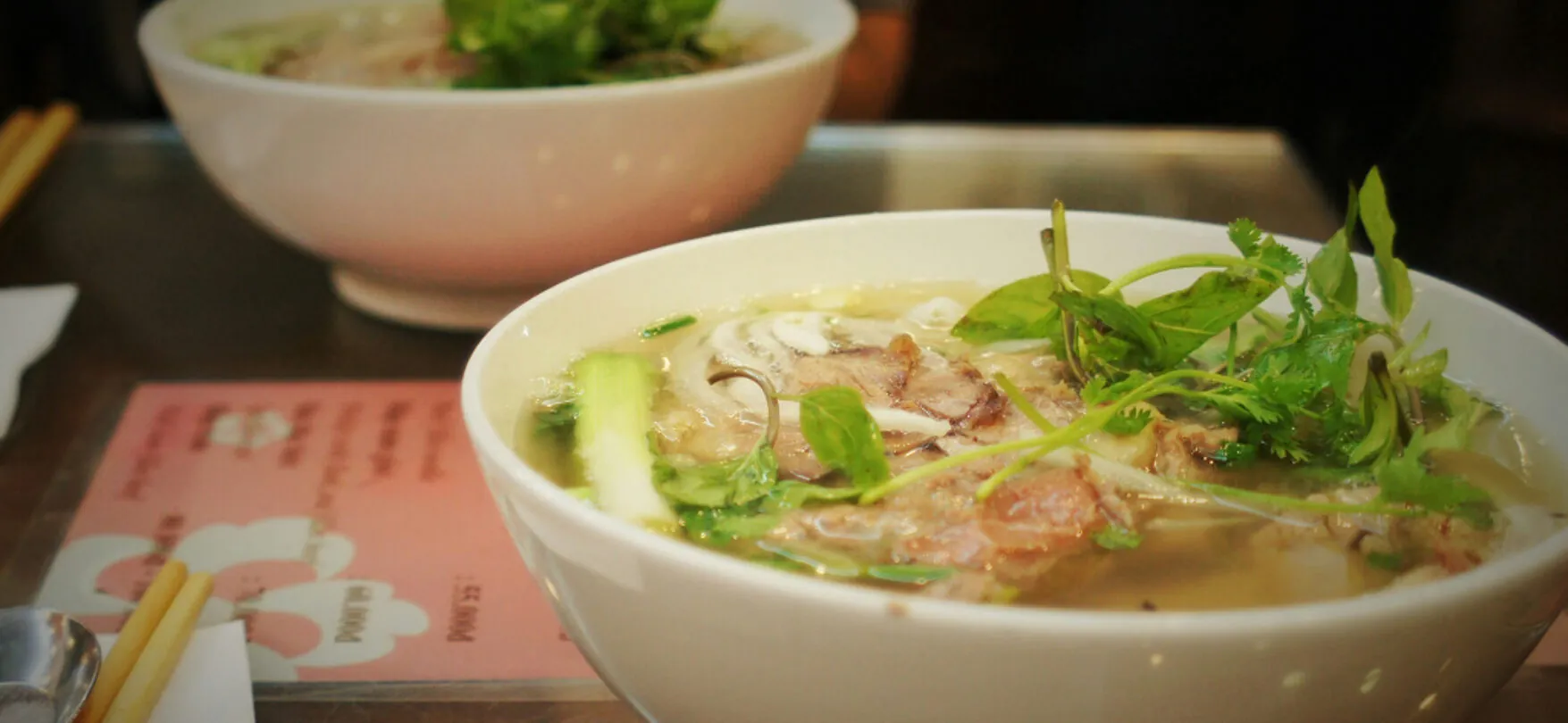 Traditionelle vietnamesische Pho-Suppe mit frischen Kräutern