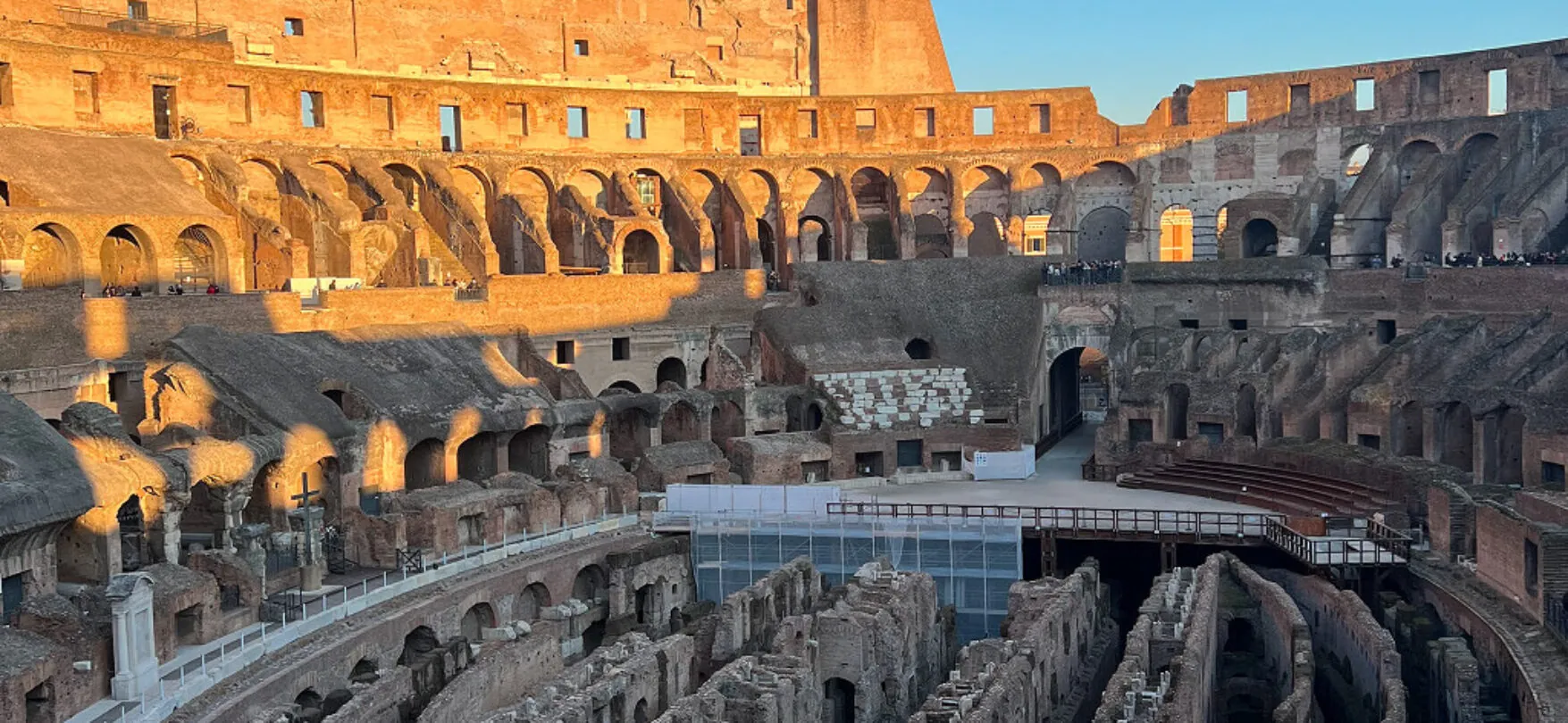 Reisende Frau vor dem Kolosseum in Rom während eines Winterurlaubs