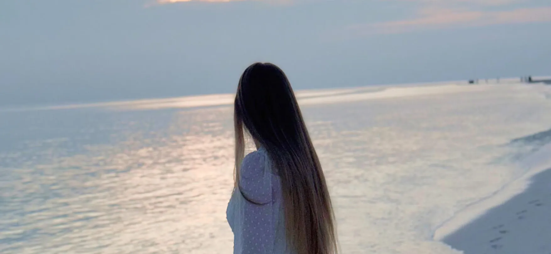 Reiseberaterin Jenny Wienands vom ReiseClub Dortmund am Strand der Malediven bei Sonnenuntergang
