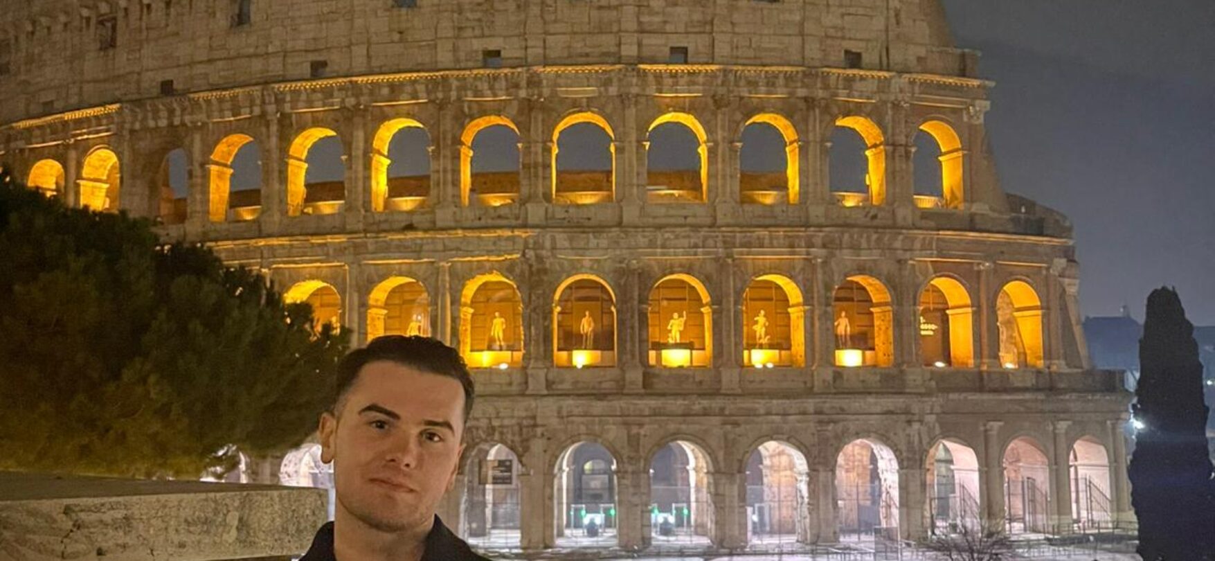 Reiseberater Michael vom ReiseClub Dortmund vor dem beleuchteten Kolosseum in Rom