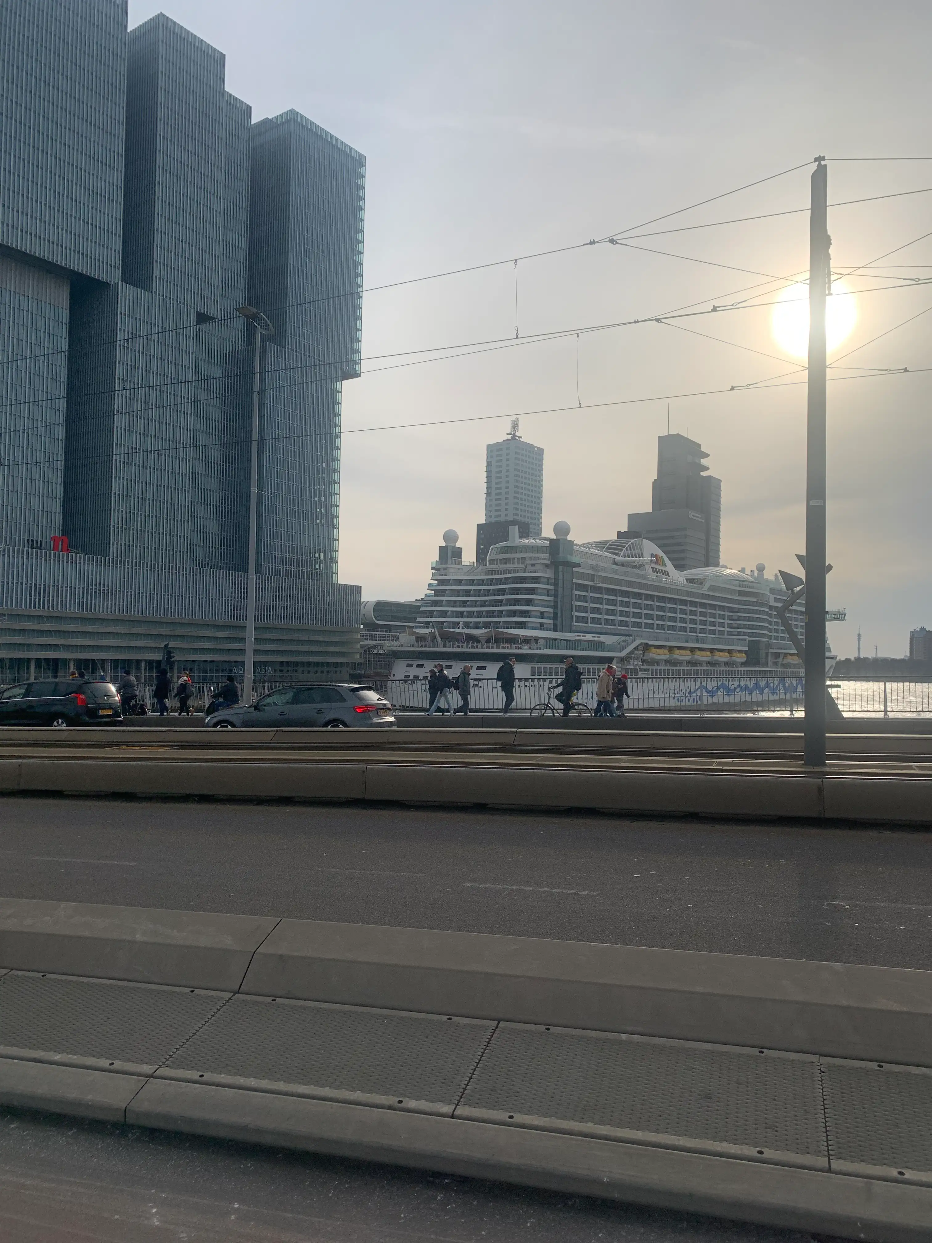 AIDAprima im Hafen von Rotterdam – zentraler Kreuzfahrtstopp