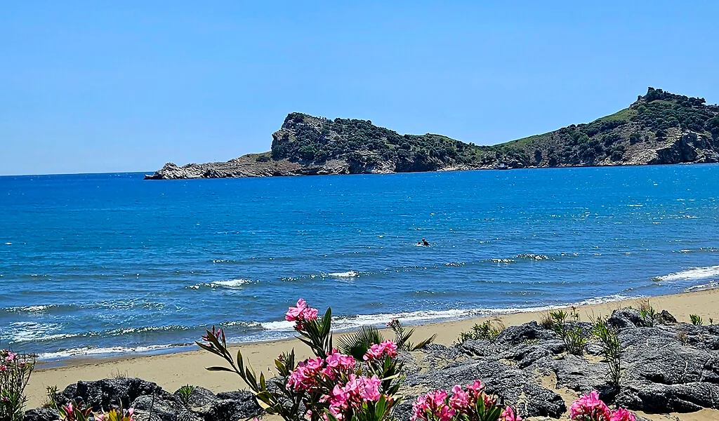 Goldener Sandstrand und türkisblaues Meer in Sarigerme an der türkischen Riviera