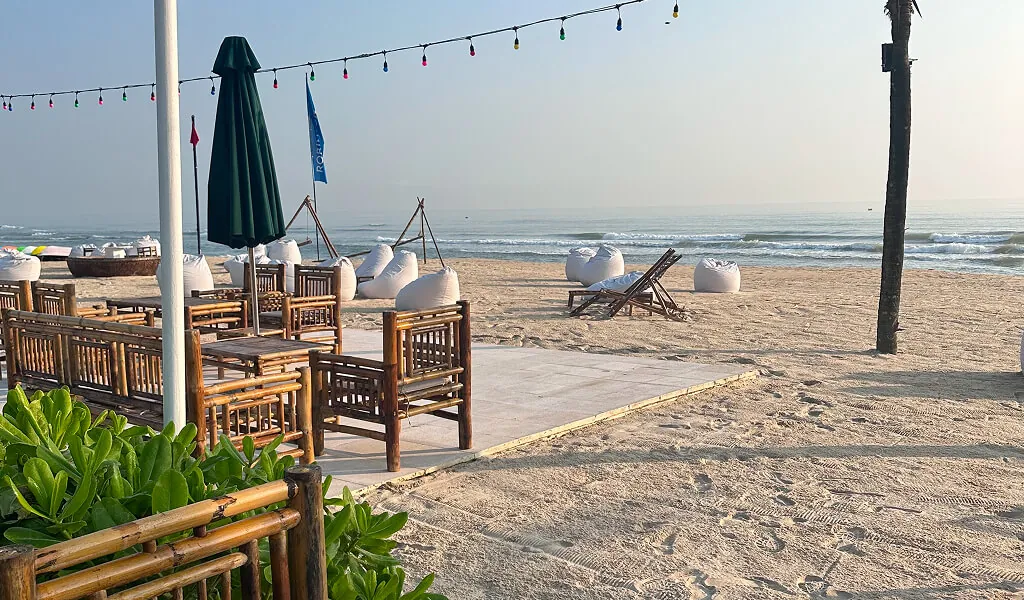 Strandcafé mit Bambusmöbeln am Meer von Vietnam am frühen Morgen