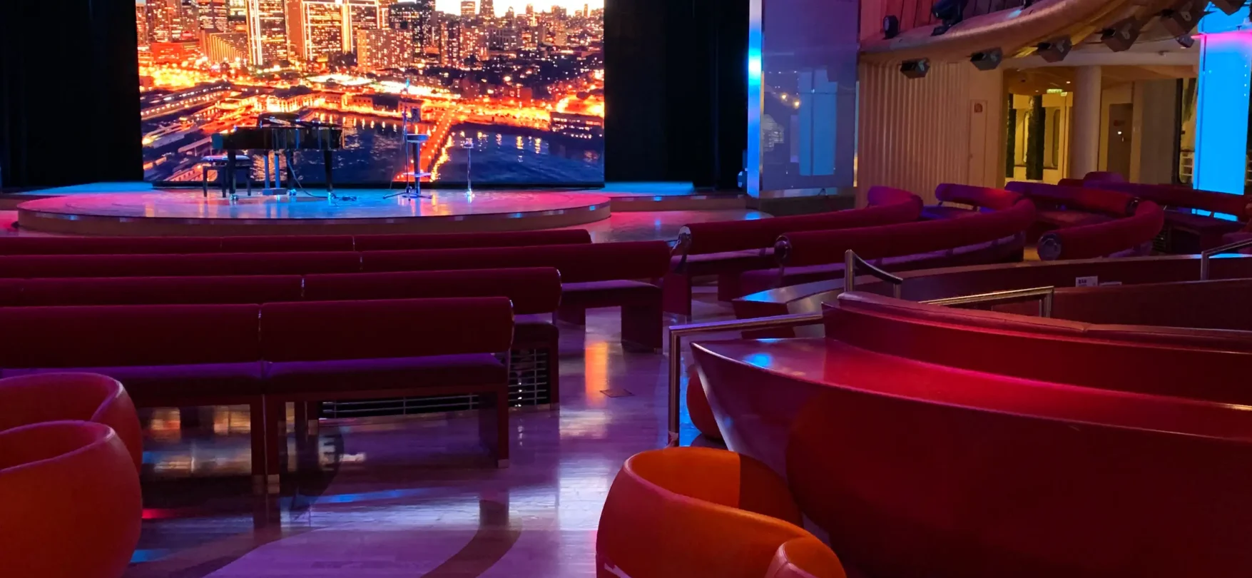 Theater an Bord der AIDAprima – Bühne mit Metropolen-Kulisse