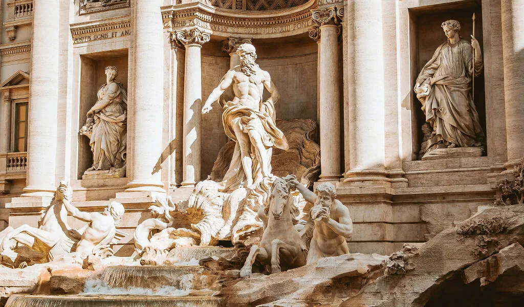 Der Trevi-Brunnen in Rom bei sanftem Winterlicht