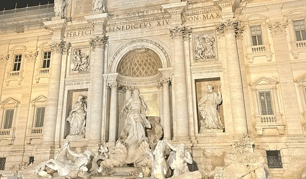 Der berühmte Trevibrunnen in Rom bei Nacht – beleuchtet und majestätisch