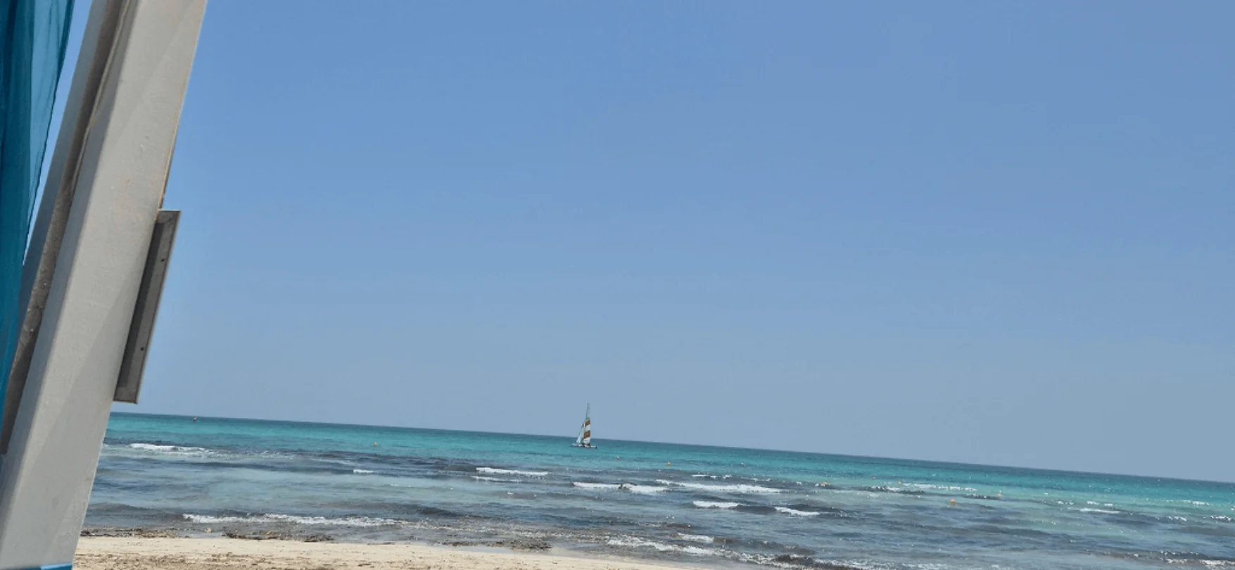 Türkisfarbenes Meer vor der Küste von Djerba in Tunesien