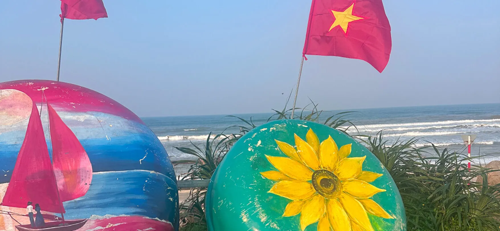 Bemalte Boote mit vietnamesischen Flaggen am Strand von Zentralvietnam