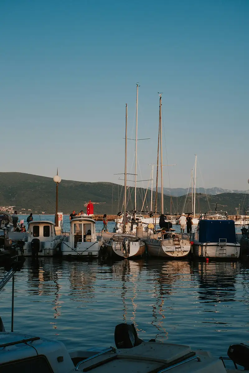Boote am Hafen von Krk in Kroatien