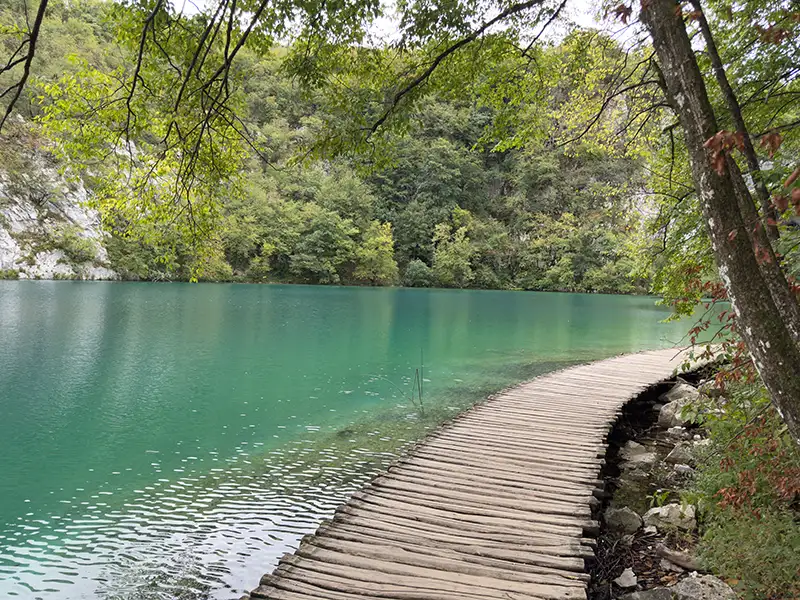 Plitvicer Seen: Holzweg am türkisfarbenen See