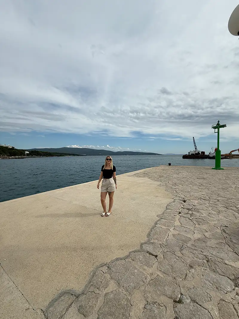 Anne Marie Steinen vom Reiseclub Dortmund an der Promenade von Malinska mit Blick auf das Meer