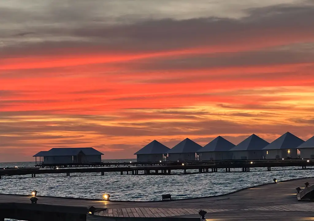 Reisebericht Malediven Sonnenuntergang am Steg auf Athuruga