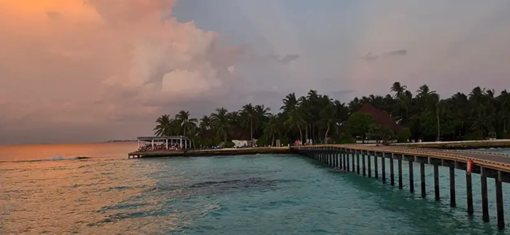 Abendstimmung auf dem Jetty des Robinson Maldives – Reisebericht Malediven mit Robinson Club Erfahrung