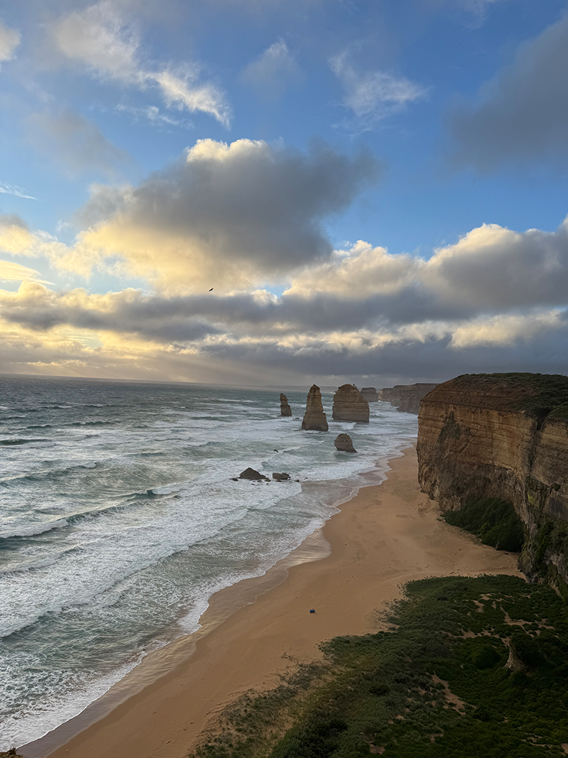 Die beeindruckende Great Ocean Road mit Felsen und Wellen