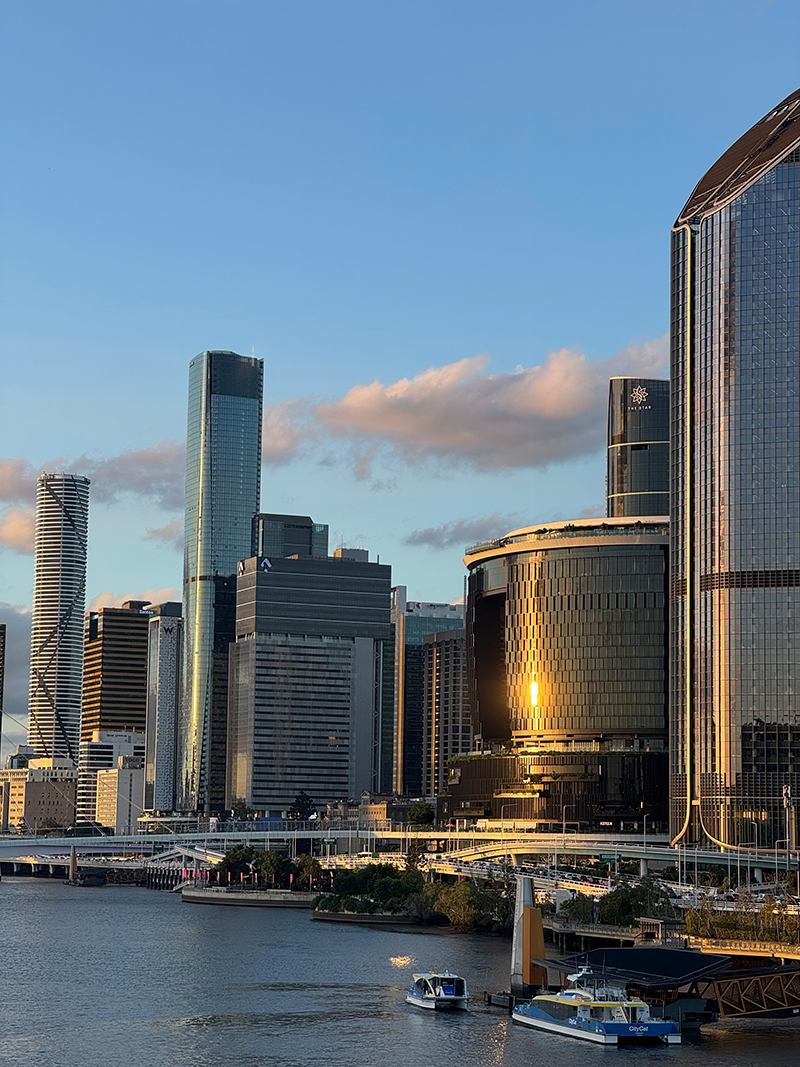 Brisbane South Bank mit Blick auf die beleuchtete Skyline