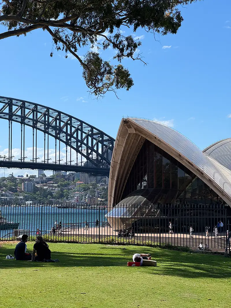 Sydney Opera House mit Harbour Bridge bei Sonne