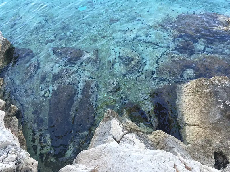 Kristallklares Wasser und Felsen in einer Bucht während der Blauen Reise Kroatien