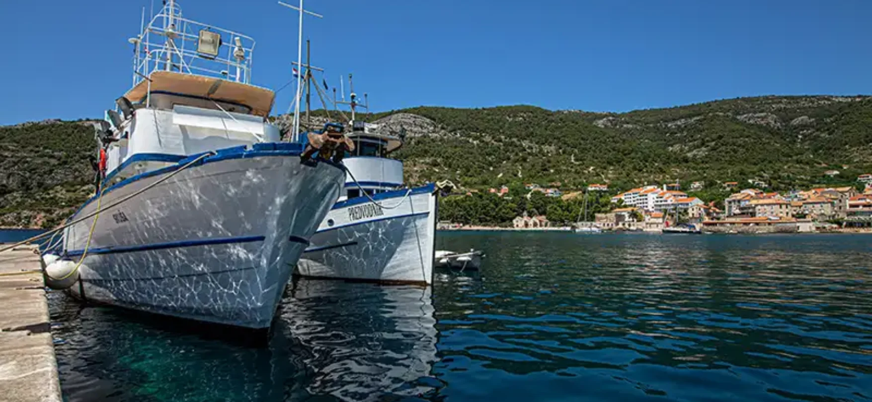 Zwei traditionelle Holzschiffe im Hafen entlang der kroatischen Adria