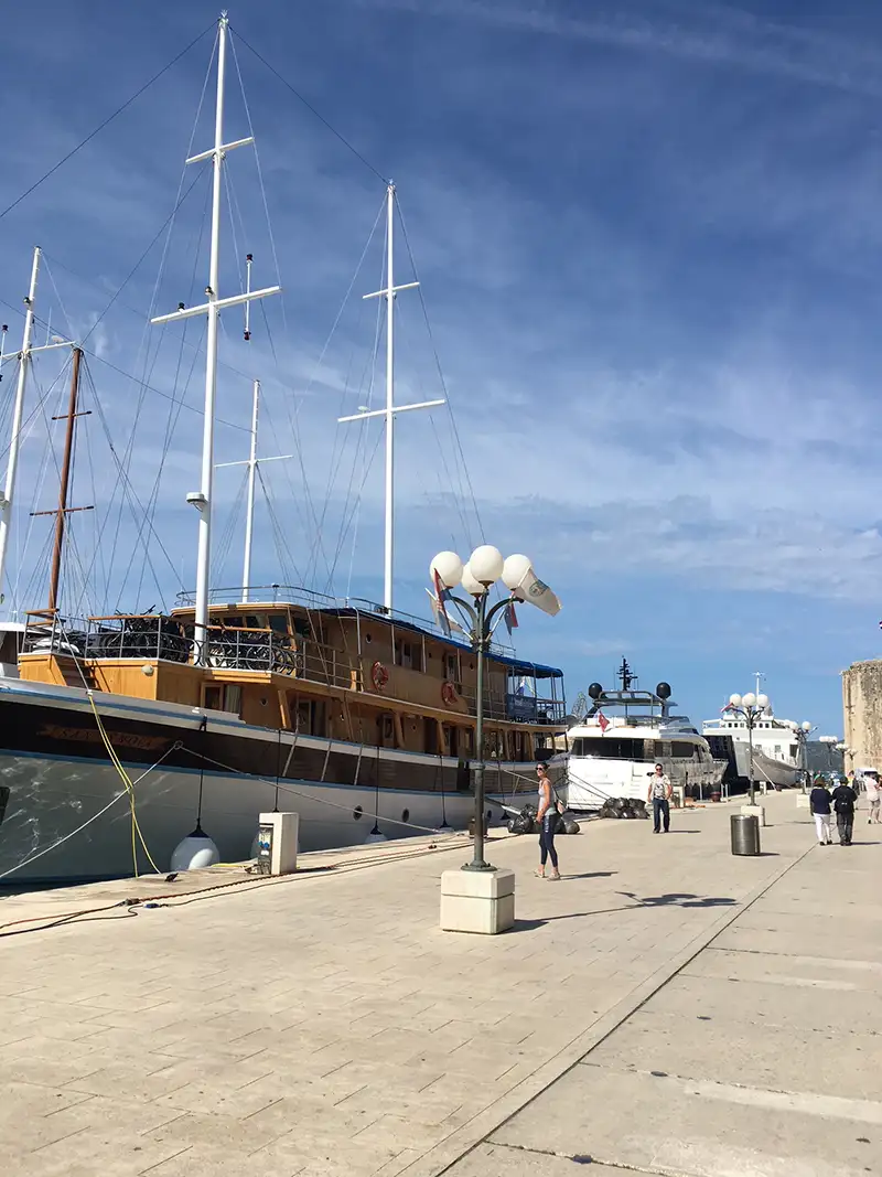 Reisebericht Blaue Reise Kroatien – Holzschiff im Hafen