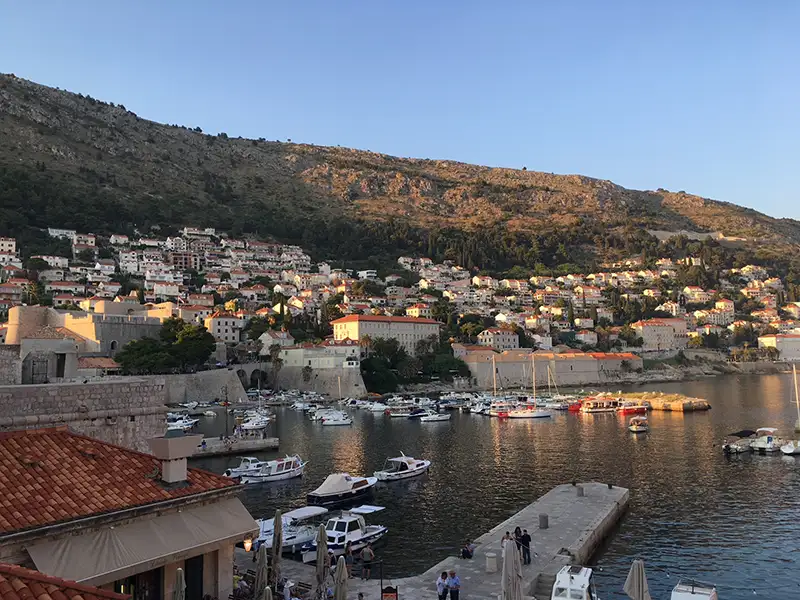 Kleiner Hafen in Kroatien mit Lichtstimmung am Abend