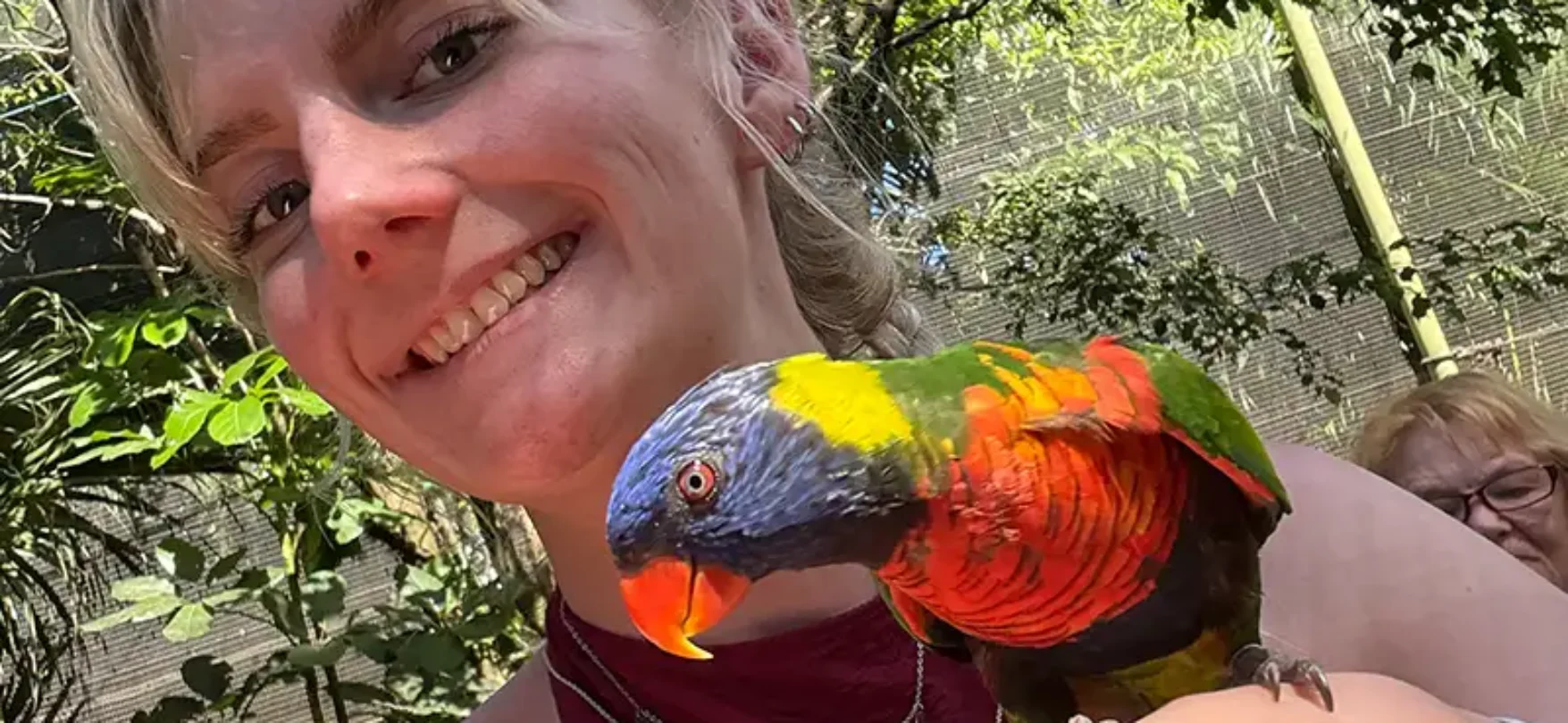 Anne Marie Steinen mit buntem Papagei während eines persönlichen Reisemoments in der Karibik