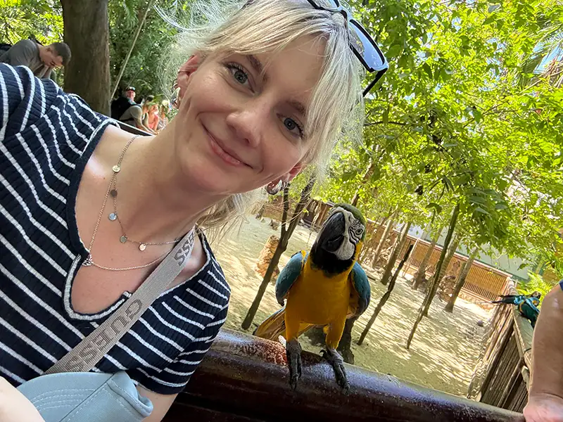 Anne Marie Steinen mit Papagei bei einem tierischen Erlebnis während der Karibikreise